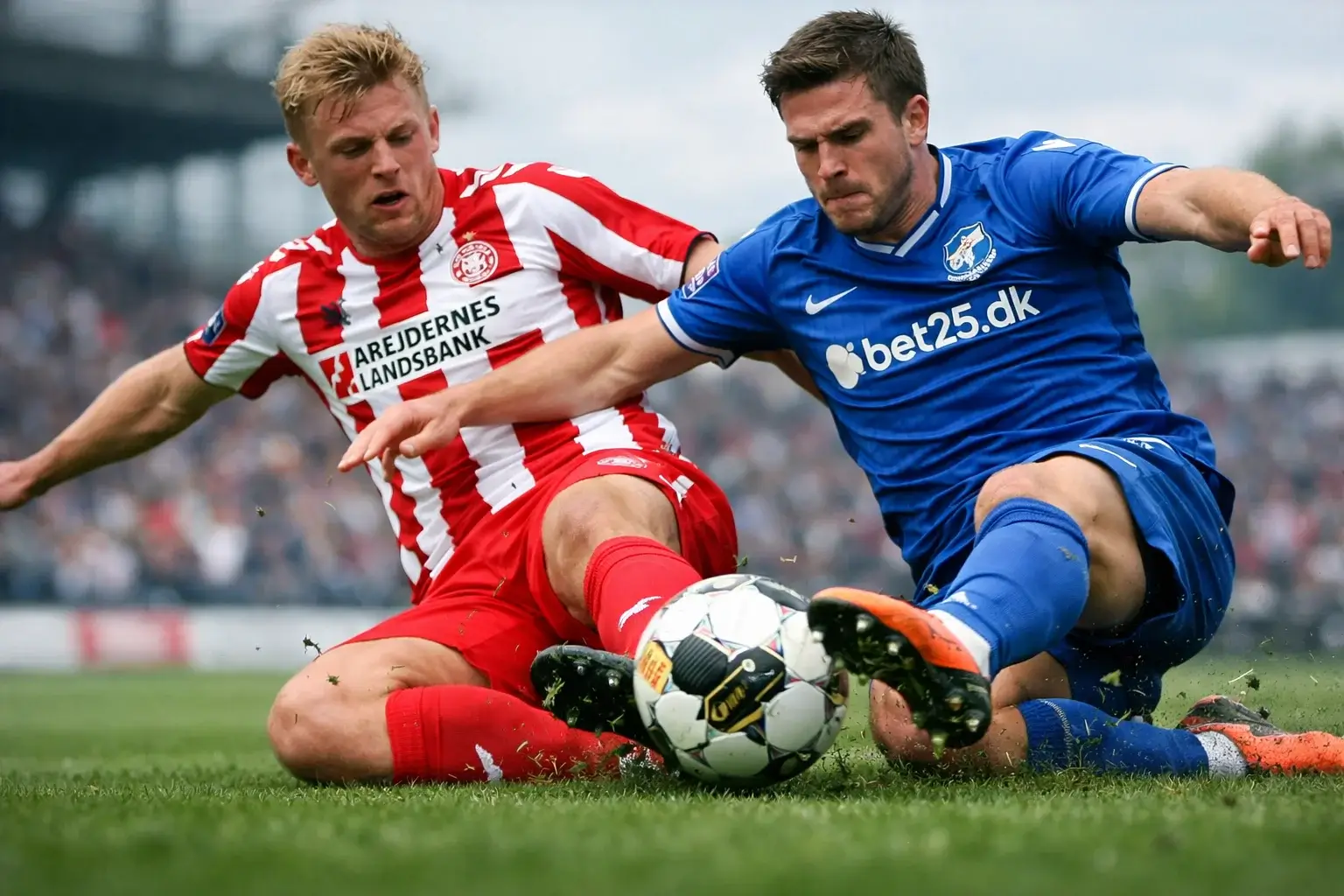 Intens Superliga-kamp med spillere i duel om bolden